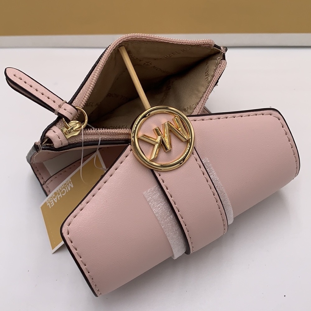 MICHAEL KORS
Carmen Medium Faux Leather Wallet
POWDER BLUSH COLOR - Picture 5 of 11